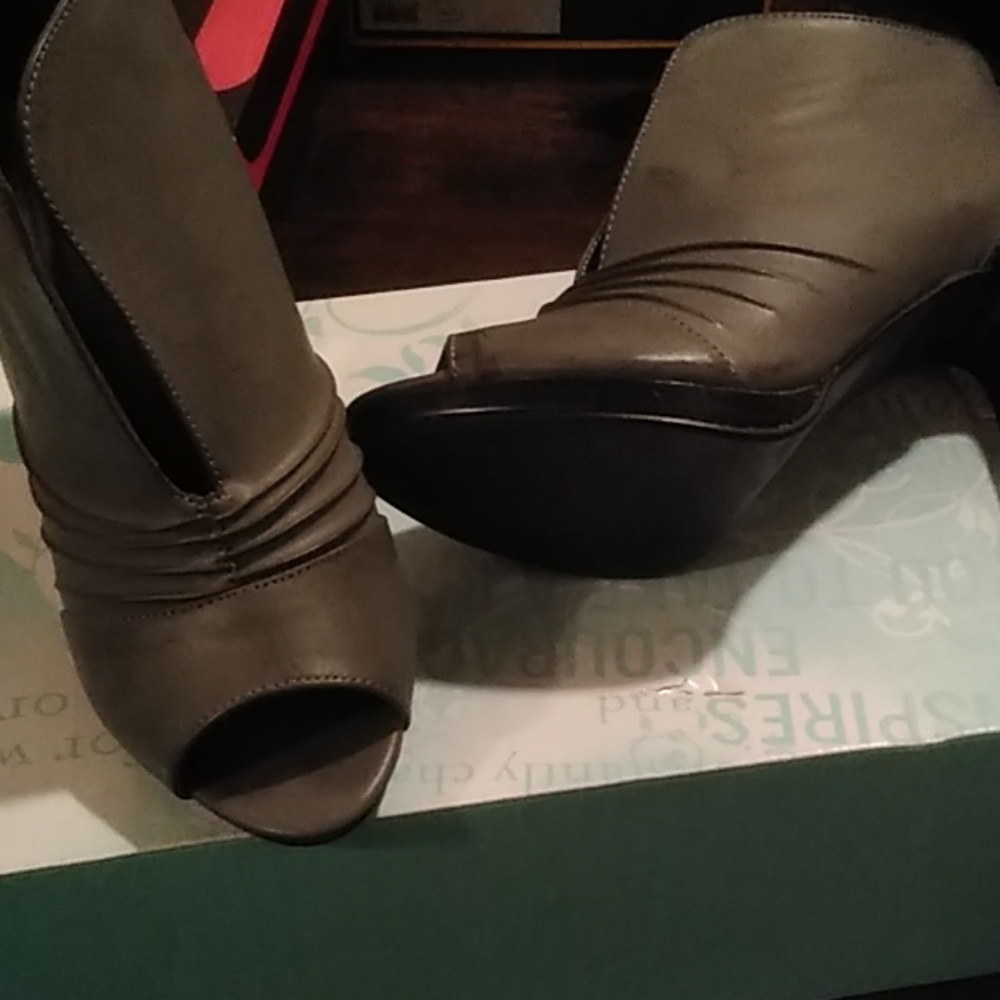 Shoes - Picture 2 of 2